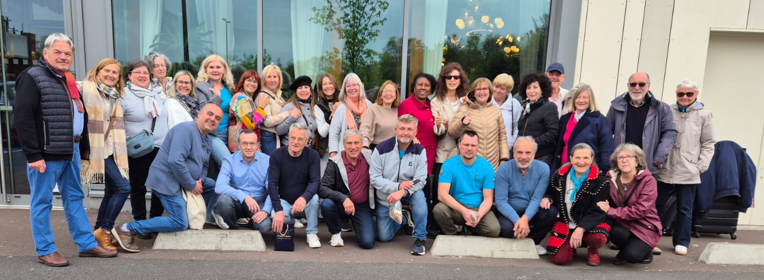 Revivez les temps forts du séjour organisé par l'association E.V.E du 8 au 13 avril 2026. Entre réceptions officielles pour les 25 ans de jumelage, visites culturelles au Sénat et à Notre-Dame, et ateliers cuisine conviviaux, Ermont a vibré au rythme de l'amitié avec nos amis de Loja et Świdnica. Un échange inoubliable placé sous le signe du partage !